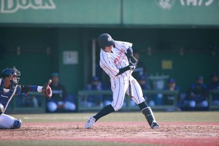 　３回、豊田は中前に先制タイムリーを放つ（撮影・坂部計介）