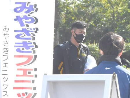 球場入りする阪神・佐藤輝明＝西都原運動公園野球場（撮影・北村雅宏）