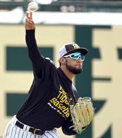 キャッチボールするスアレス