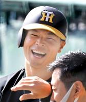 練習中、笑顔を見せる佐藤輝