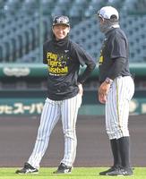 練習中、笑顔を見せる近本（左）＝甲子園（撮影・高部洋祐）