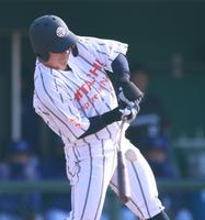 　３回、豊田はバットを折られながらも中前に運び、先制タイムリーとする（撮影・坂部計介）