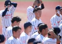 　試合が終了し、ベンチに引き揚げる豊田（撮影・坂部計介）