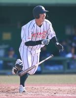 　３回、豊田はバットを折られながらも中前に運び、先制タイムリーとする（撮影・坂部計介）