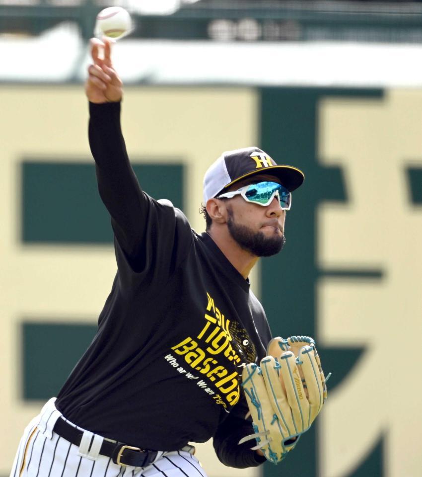 キャッチボールするスアレス