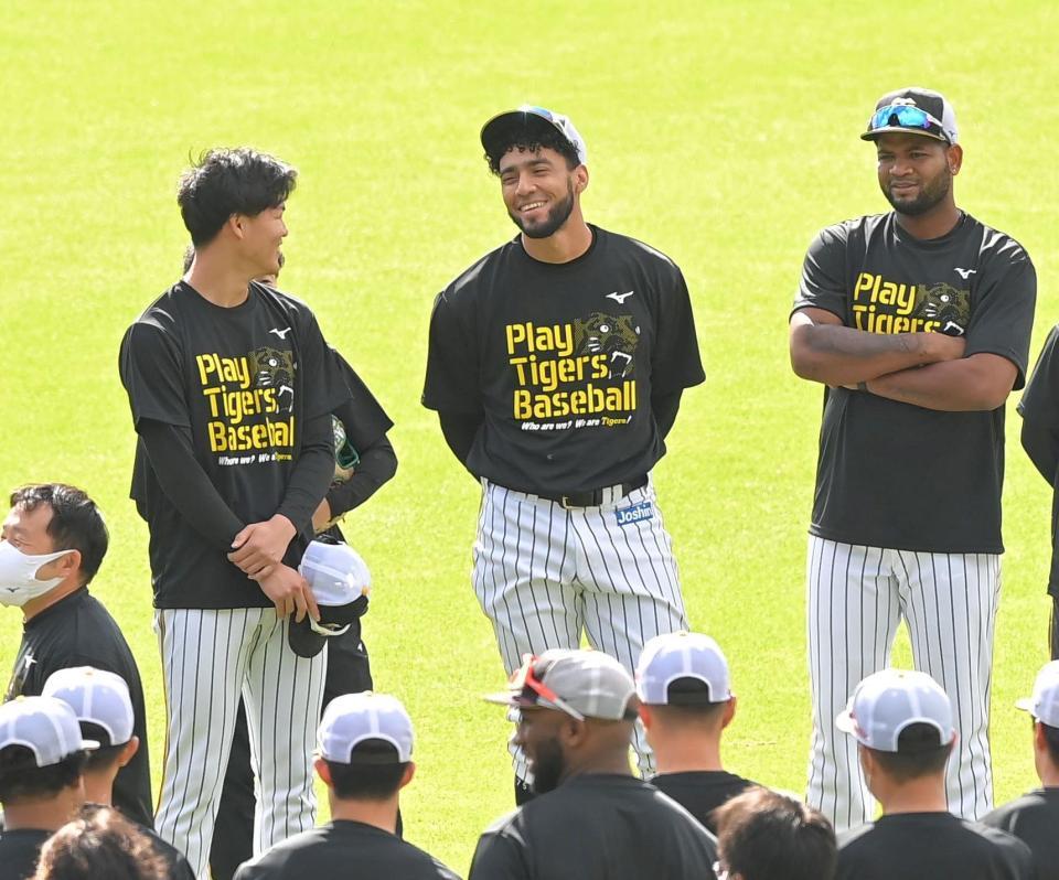 おそろいの特製Ｔシャツを着用し練習に臨むスアレス（中央）ら阪神ナイン（撮影・高部洋祐）