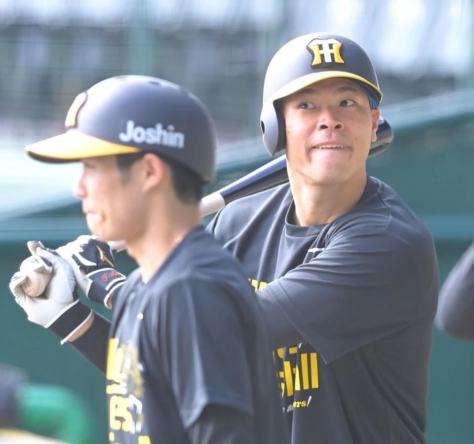 おどけた表情でバットを振る佐藤輝＝甲子園（撮影・高部洋祐）