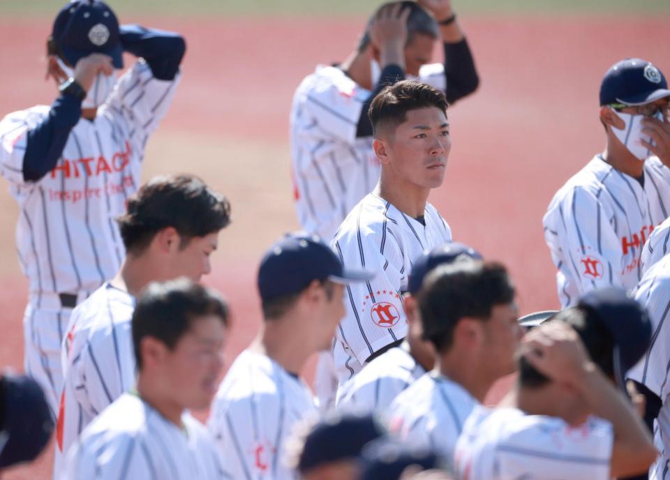 　試合が終了し、ベンチに引き揚げる豊田（撮影・坂部計介）