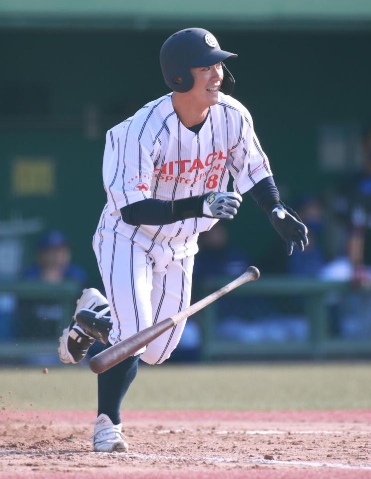 　３回、豊田はバットを折られながらも中前に運び、先制タイムリーとする（撮影・坂部計介）