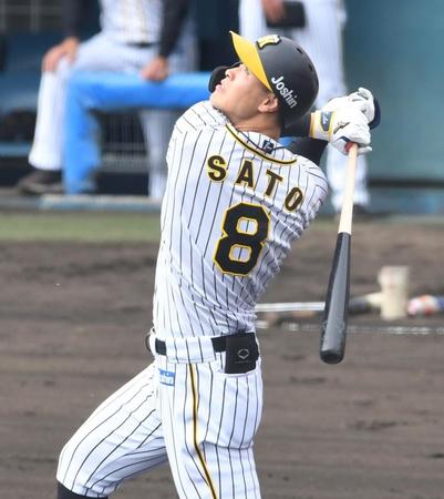 　１回、先制となる適時打を放つ佐藤輝（撮影・北村雅宏）