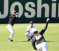　秋山（手前）ー青柳（右）の“豪華バッテリー”の球筋を見る近本（撮影・飯室逸平）