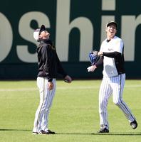 阪神・青柳晃洋（右）らと談笑する阪神・近本光司＝甲子園（撮影・飯室逸平）