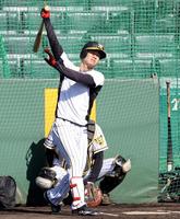 　打撃練習する中野（撮影・飯室逸平）