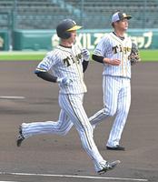 　シート打撃で守屋の前に二ゴロに倒れる近本（撮影・高部洋祐）