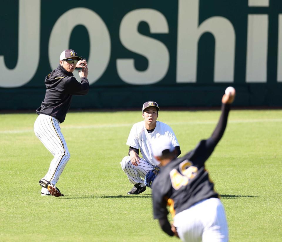 　秋山（手前）ー青柳（右）の“豪華バッテリー”の球筋を見る近本（撮影・飯室逸平）