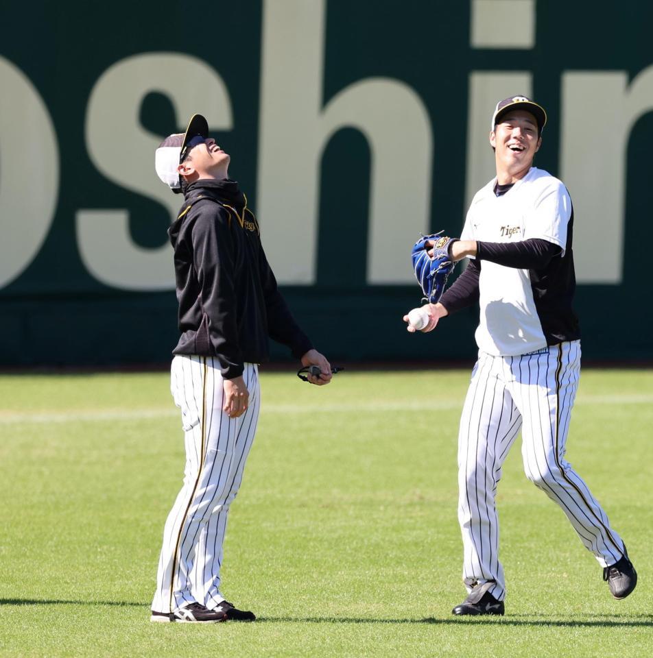 阪神・青柳晃洋（右）らと談笑する阪神・近本光司＝甲子園（撮影・飯室逸平）