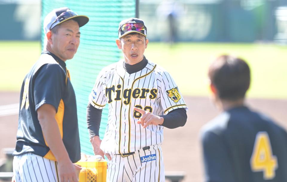 阪神・熊谷敬宥（右）と話す阪神・矢野燿大監督＝甲子園（撮影・高部洋祐）