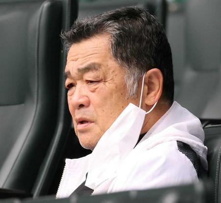 　全体練習を視察する川藤ＯＢ会長