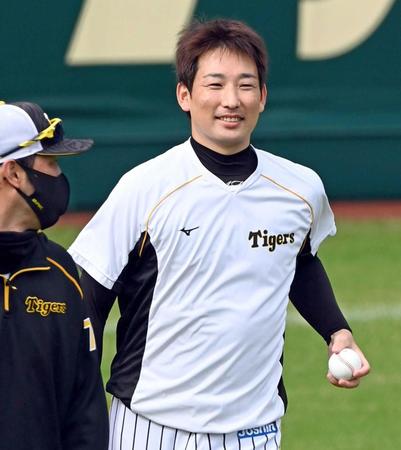 　笑顔で練習する岩崎