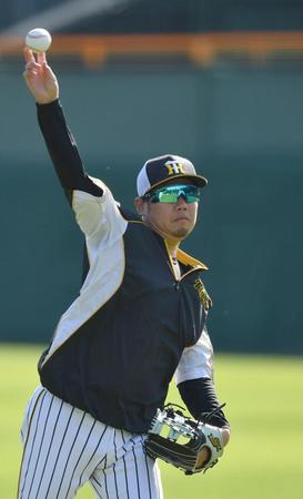 キャッチボールをする西勇（撮影・佐々木彰尚）