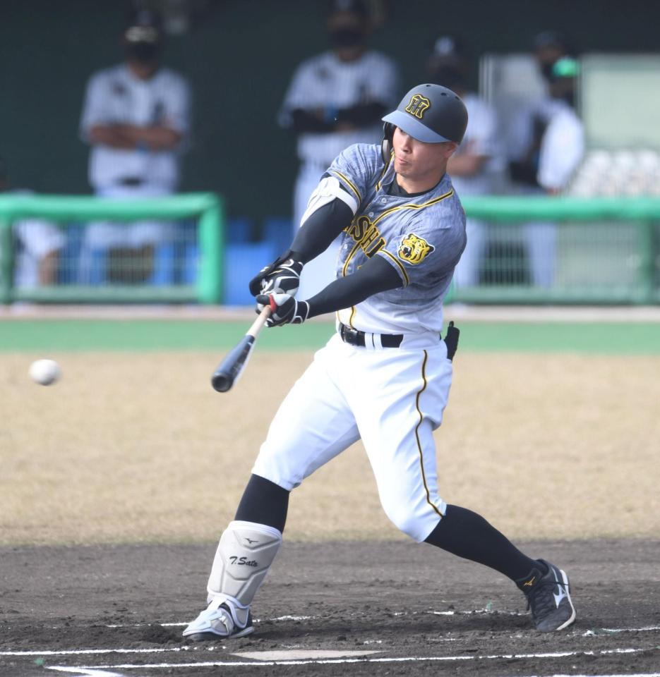 １回、先制となる適時打を放つ佐藤輝（撮影・北村雅宏）