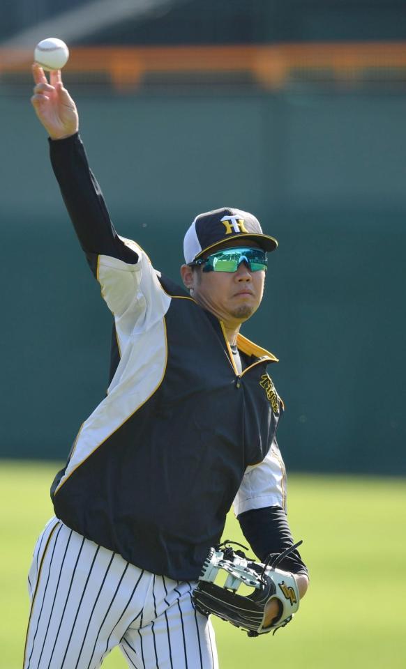 阪神・西勇輝が1軍練習に合流 右肘違和感から復帰 CSでの活躍