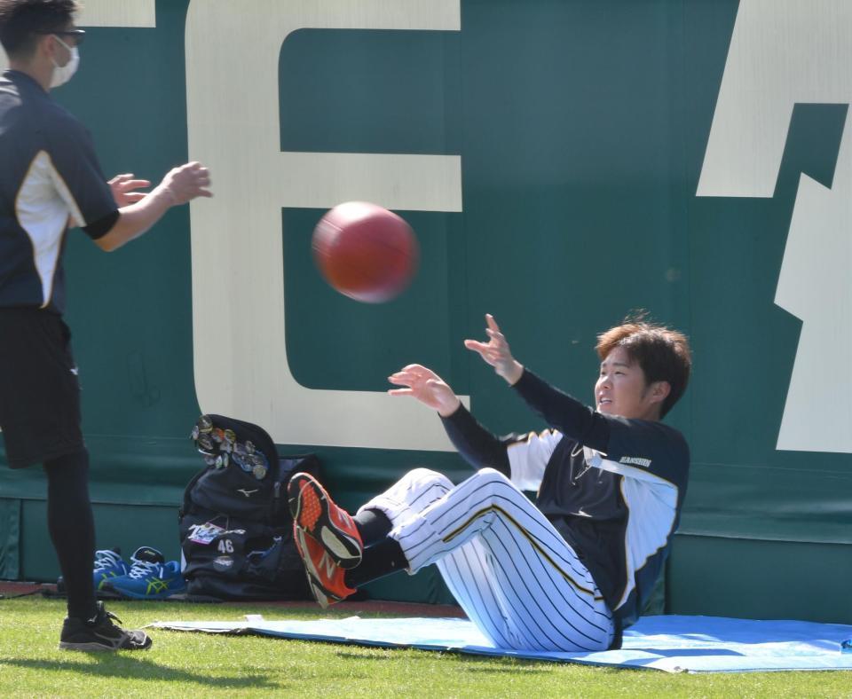 体幹を鍛える西勇（撮影・佐々木彰尚）