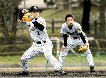 　藤本（右）をコンバートしてまで鳥谷を正遊撃手に据えた岡田氏が真相を語った
