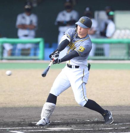 　１回、先制適時打を放つ佐藤輝（撮影・北村雅宏）