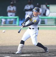　１回、先制適時打を放つ佐藤輝（撮影・北村雅宏）
