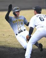 　８回、長坂の犠飛で三進する佐藤輝（撮影・北村雅宏）