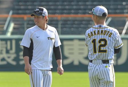 　ＣＳに向け、坂本（右）と共に調整する梅野（撮影・高部洋祐）