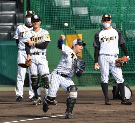 　二塁へ送球する梅野（撮影・佐々木彰尚）