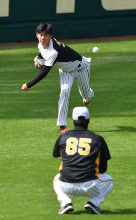 　福原コーチを座らせて投げる及川（撮影・佐々木彰尚）
