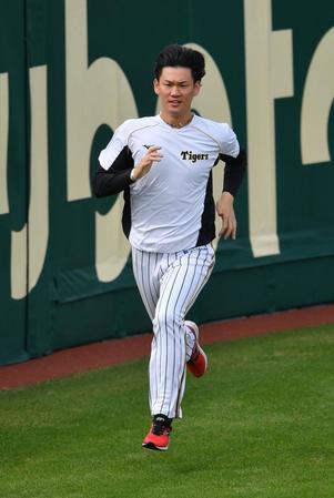 　ダッシュをして汗を流す及川（撮影・佐々木彰尚）