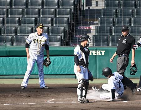 　３回、阪神・秋山は犠飛を許し同点に追いつかれる（撮影・山口登）