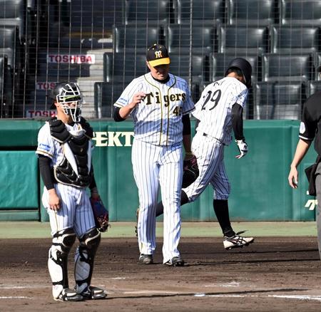 　３回、阪神・秋山は犠飛を許し同点に追いつかれる（撮影・山口登）