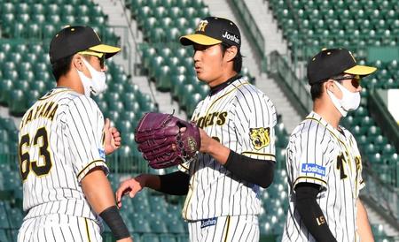 　９回に登板し無失点に抑えた藤浪（中央）＝撮影・佐々木彰尚