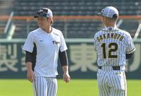 　ＣＳに向け、坂本（右）と共に調整する梅野（撮影・高部洋祐）