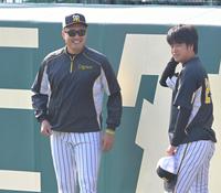 　高橋（右）と談笑する秋山（撮影・高部洋祐）