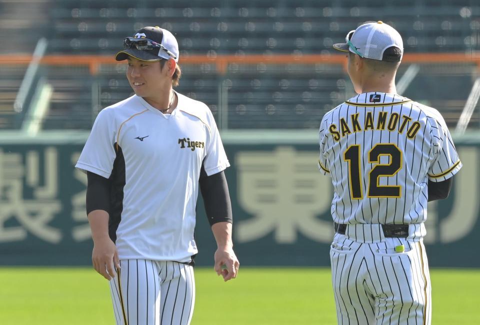 　ＣＳに向け、坂本（右）と共に調整する梅野（撮影・高部洋祐）