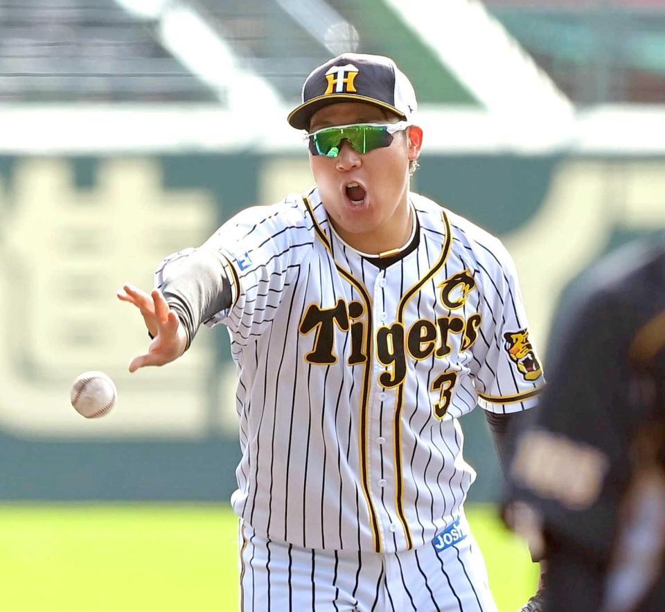 　ノックの合間に声を張り上げる大山