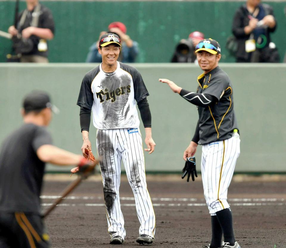 　早出特守でユニホームを泥んこにして充実した表情を浮かべる大山。右は鳥谷＝１８年２月