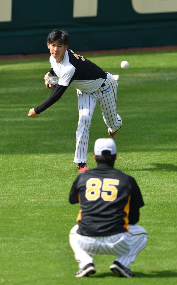　福原コーチを座らせて投げる及川（撮影・佐々木彰尚）