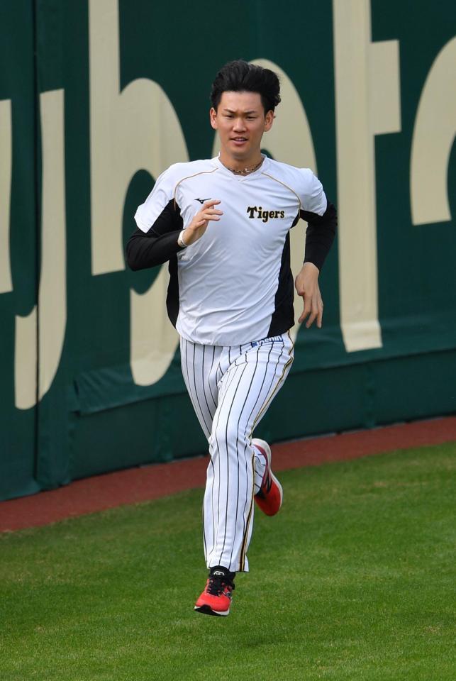 　ダッシュをして汗を流す及川（撮影・佐々木彰尚）