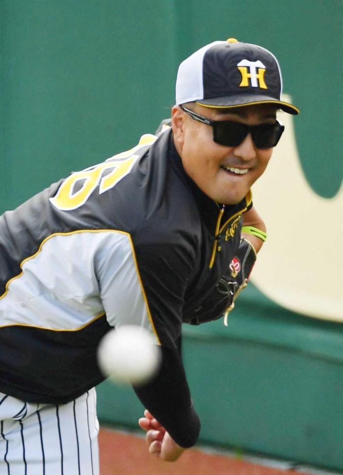 　キャッチボールをする秋山