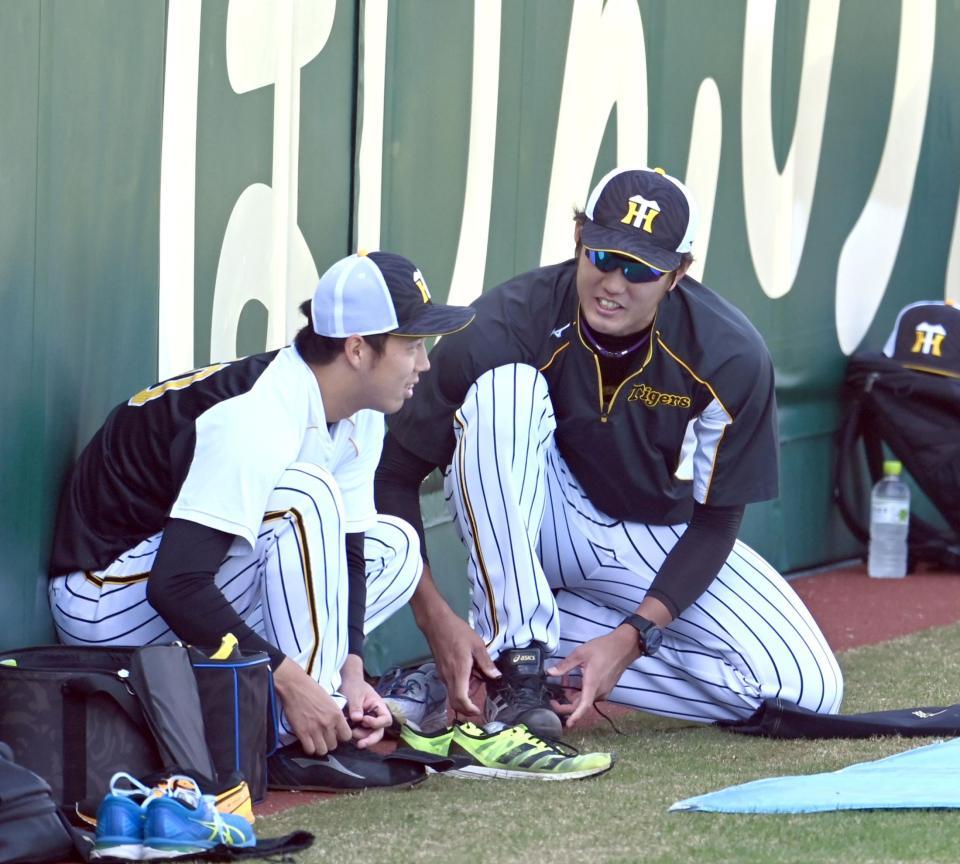 １軍に合流した阪神・藤浪（右）はスパイクに履き替える＝甲子園（撮影・山口登）