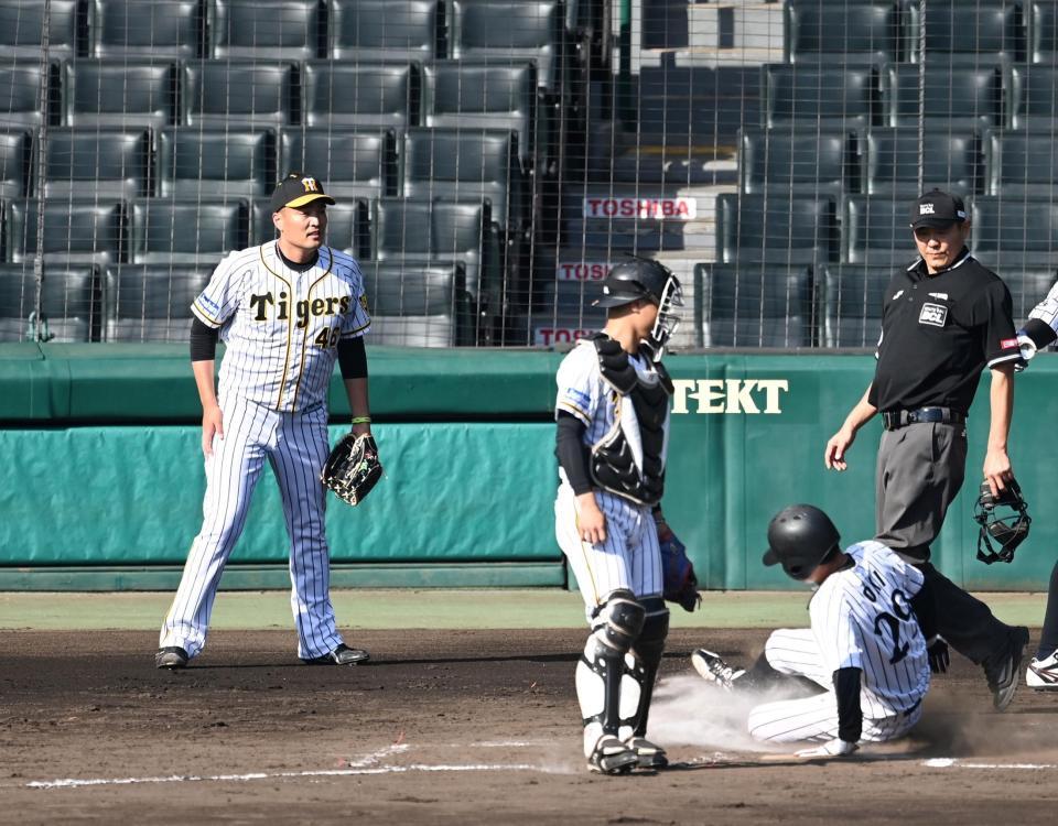 　３回、阪神・秋山は犠飛を許し同点に追いつかれる（撮影・山口登）