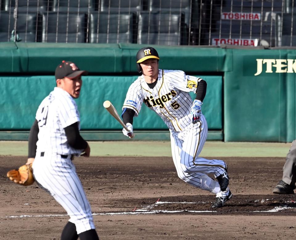 ６回、代打の阪神・近本は内野ゴロで一塁へ向かう（投手オーシャンズ・広畑）＝撮影・山口登