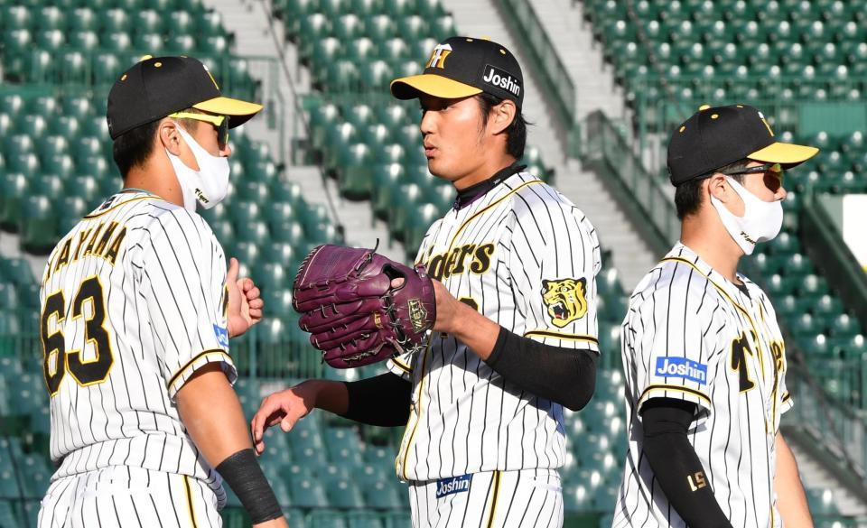 　９回に登板し無失点に抑えた藤浪（中央）＝撮影・佐々木彰尚